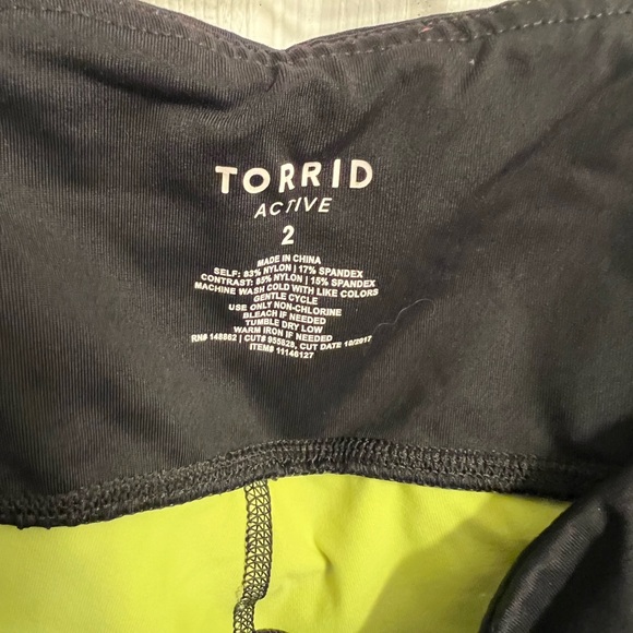 Torrid Size 2 NWOT Color blocked Black and Green Activewear Capri Leggings - Picture 5 of 9
